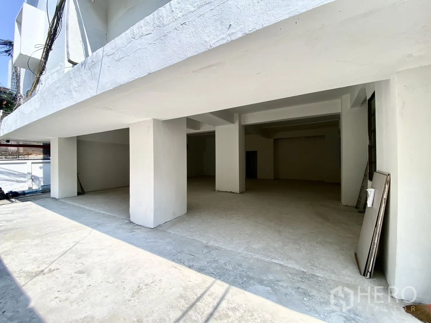 พื้นที่ขายปลีก for rent in Watthana, Bangkok - พื้นที่ร้านค้าชั้นล่าง หน้ากว้างมีชายคา พร้อมเสาโครงสร้าง.