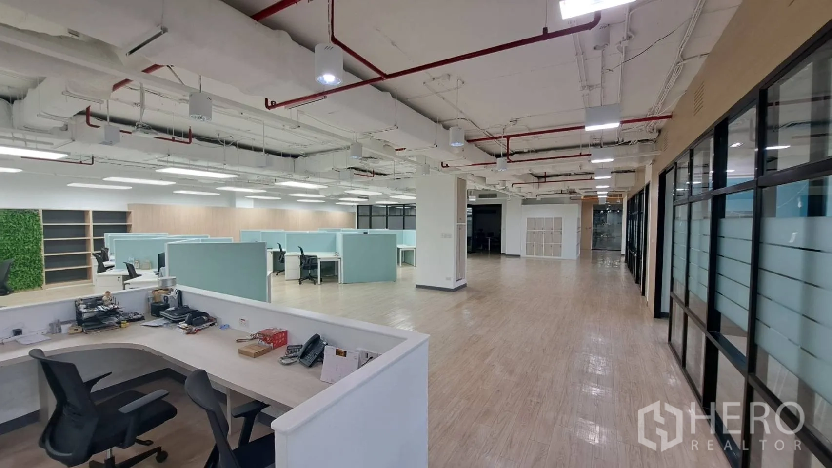 办公空间 出租在Yan Nawa, Bangkok - 前台工作区眺望宽阔办公层与青绿色工位