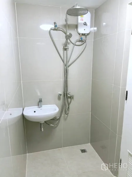 คอนโด for ในWatthana, Bangkok - ห้องอาบน้ำแบบวอล์กอิน ฝักบัวเรนชาวเวอร์และอ่างล้างหน้า