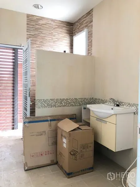 บ้าน ขายในBang Khen, Bangkok - โซนซักล้างปูกระเบื้อง มีหน้าต่าง ประตูออกด้านนอก และอ่างล้างมือพร้อมตู้เก็บของ