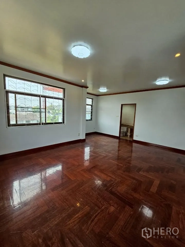 带办公室的家 for rent in Wang Thonglang, Bangkok - 宽敞卧室，亮泽木地板，带护栏窗与套卫门。