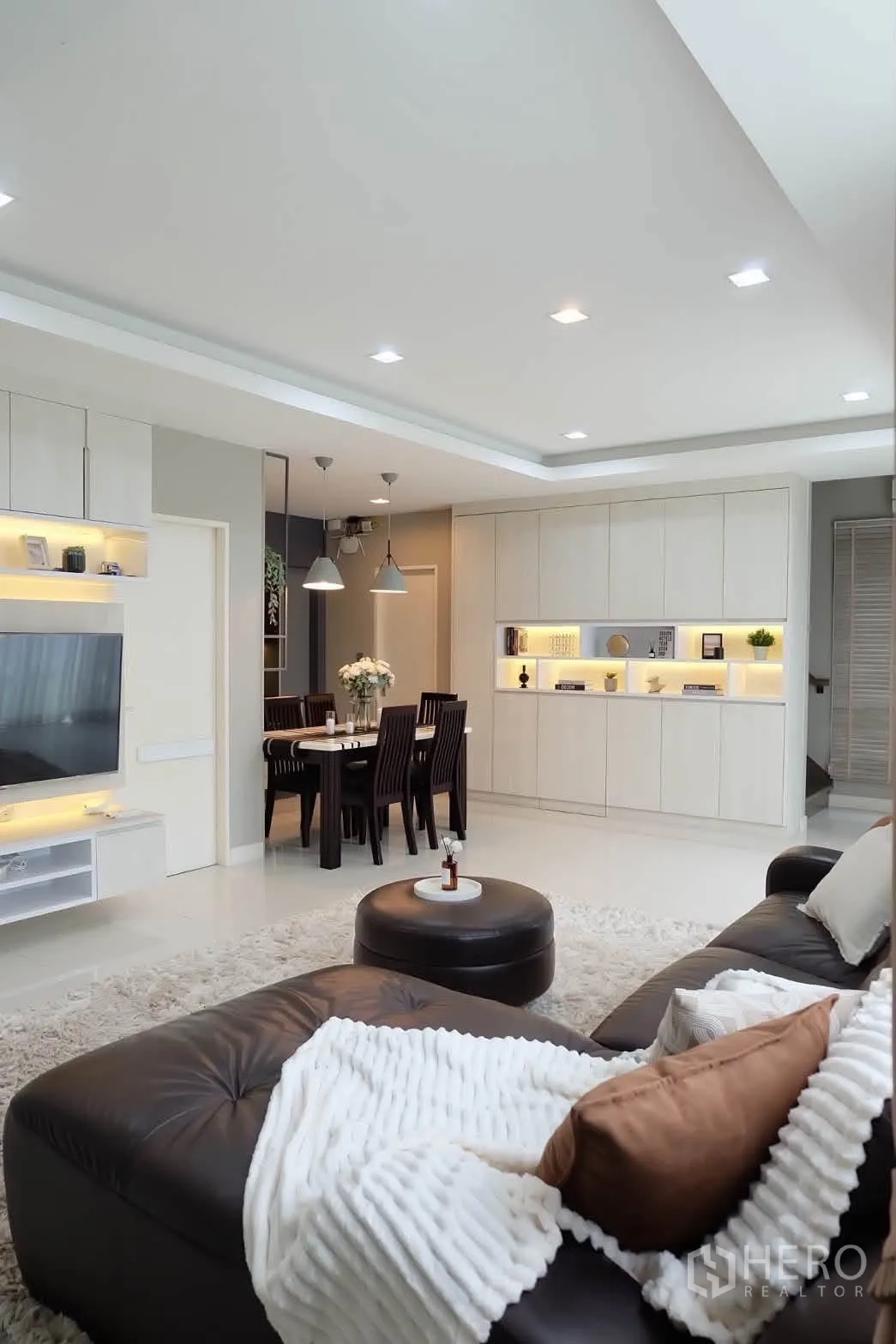独栋房屋 for rent in Bang Phli, Samut Prakan - 客餐厅一体空间，设嵌入式展示柜。