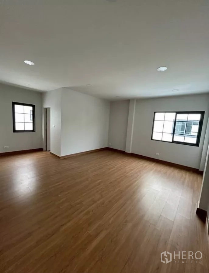 Detached House for rent in Bang Phli, Samut Prakan - Generous bedroom with wood flooring and multiple windows.
