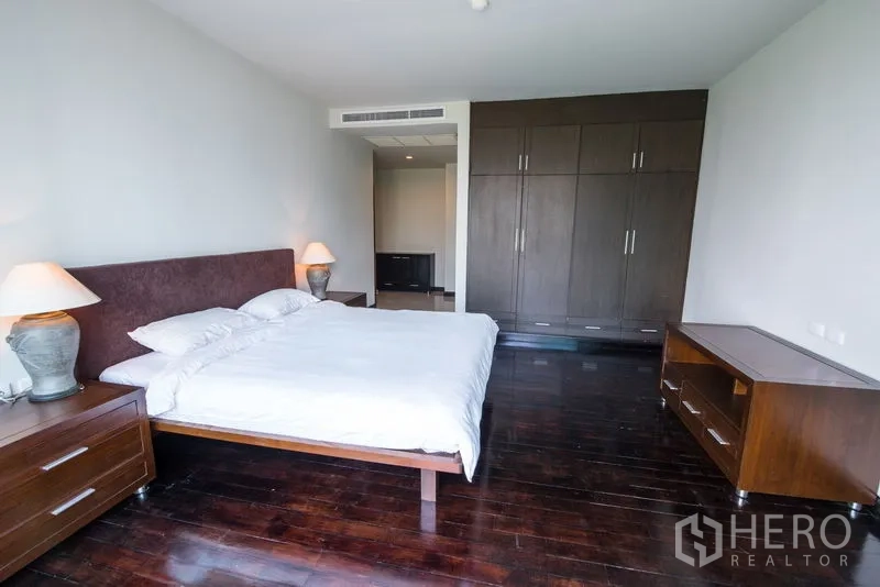 公寓 出租在Sathon, Bangkok - 宽敞次卧，木地板，床头柜与嵌入式衣柜。