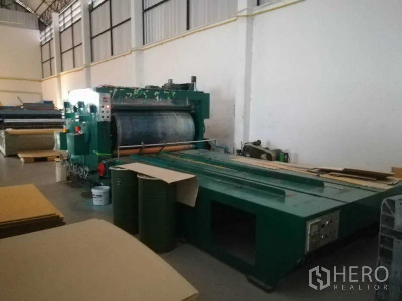 工厂 for sale in Bang Len, Nakhon Pathom - 大型绿色加工设备置于挑高区域，周围有物料。