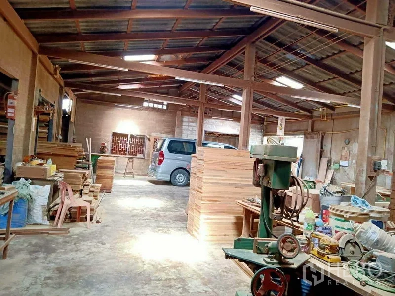 บ้าน ขายในBang Na, Bangkok - โรงงานขนาดใหญ่ มีรถยนต์ กองไม้ และเครื่องมือบนพื้นคอนกรีต