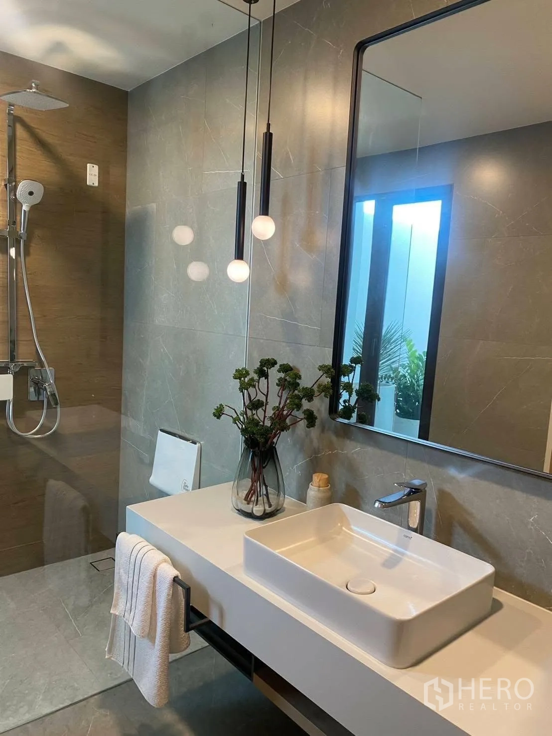 Detached House for rent or sale in Bang Phli, Samut Prakan - Contemporary bathroom with a walk-in shower, pendant lights, and a vessel sink.