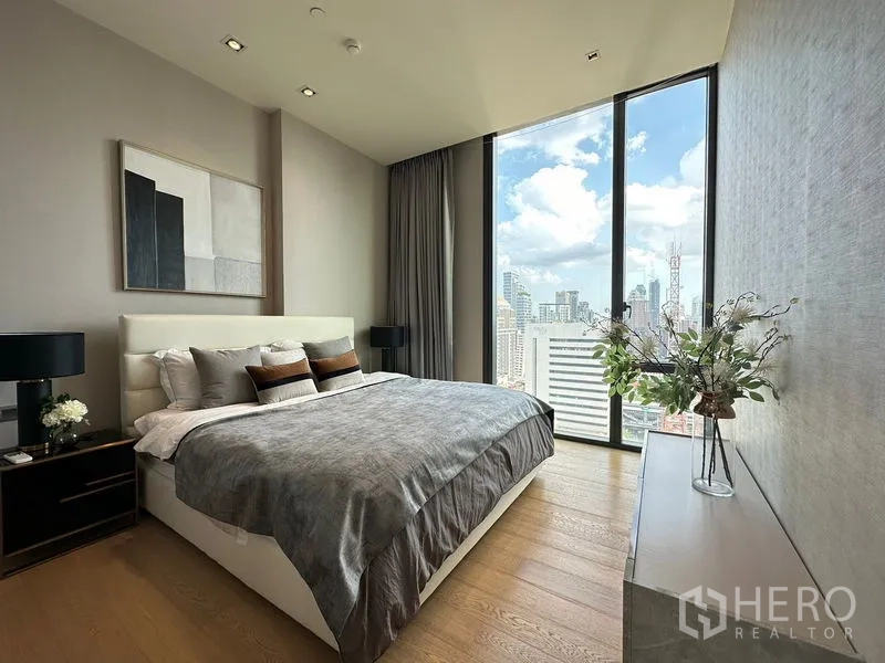 公寓 出租在Pathum Wan, Bangkok - 主卧设大床与床头柜，享曼谷全景城市景观。
