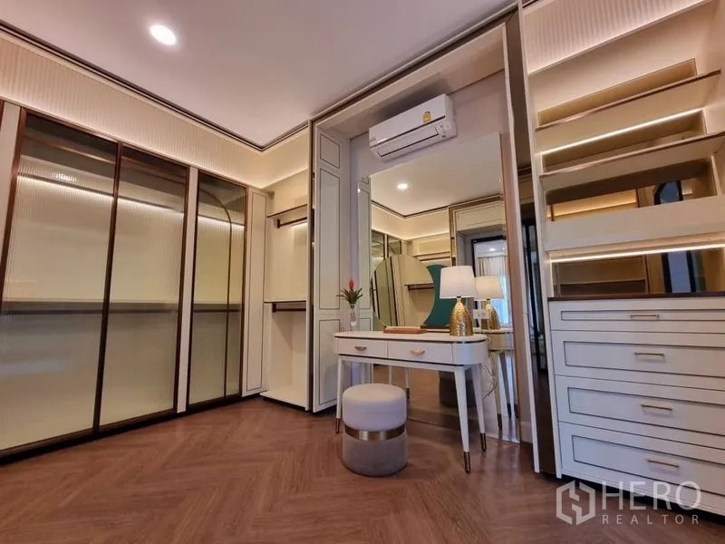 Detached House for rent in Saphan Sung, Bangkok - Walk-in closet with illuminated built-in wardrobes and dressing table.