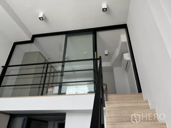 คอนโด ให้เช่าในHuai Khwang, Bangkok - ชั้นลอยสไตล์ลอฟท์ กั้นกระจก ราวสีดำ พร้อมบันไดไม้