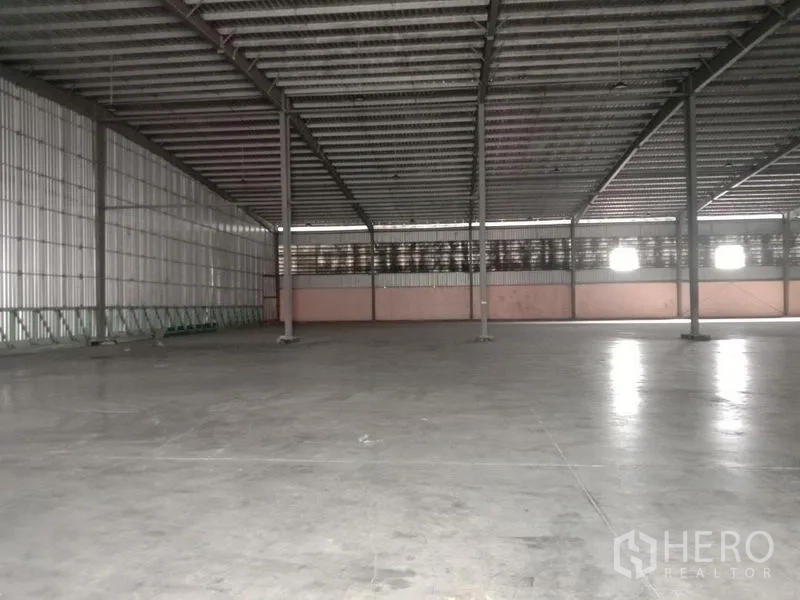 โรงงาน ให้เช่าในBan Phaeo, Samut Sakhon - มุมมองอีกด้านของพื้นที่การผลิตโล่งกว้าง ใต้หลังคาเมทัลชีทบุฉนวน