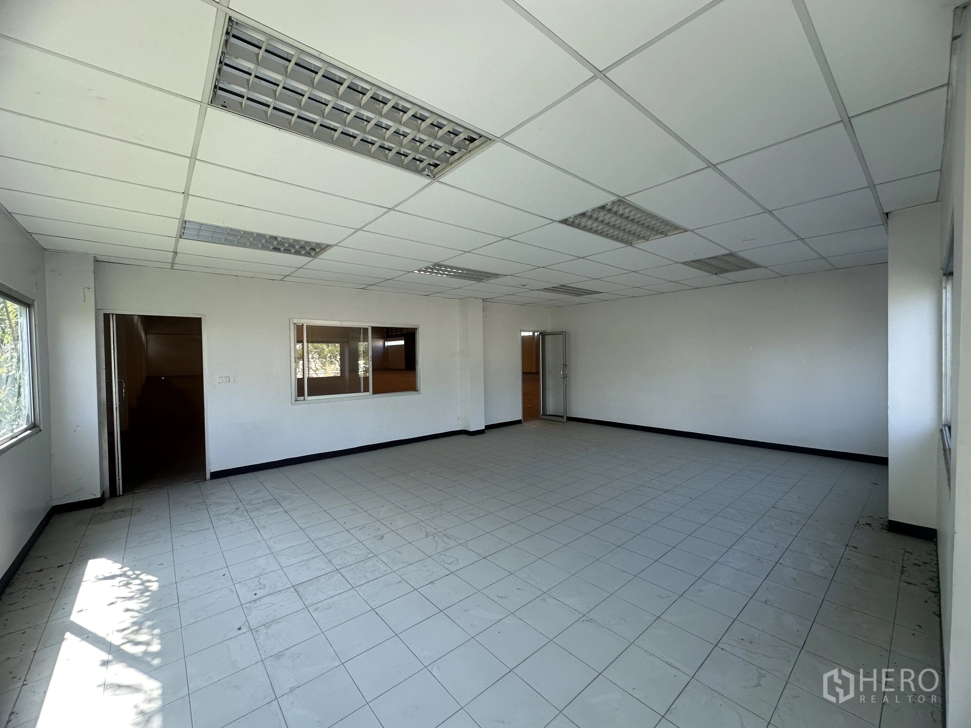 โรงงาน for rent in Bang Pa-in, Phra Nakhon Si Ayutthaya - ห้องสำนักงานสว่าง พื้นกระเบื้อง ฝ้าทีบาร์ โคมไฟฟลูออเรสเซนต์ และหน้าต่าง