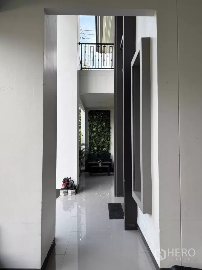 独立式住宅 出售在Mueang Pathum Thani, Pathum Thani - 遮荫走廊连接各区域，尽头设有座位。