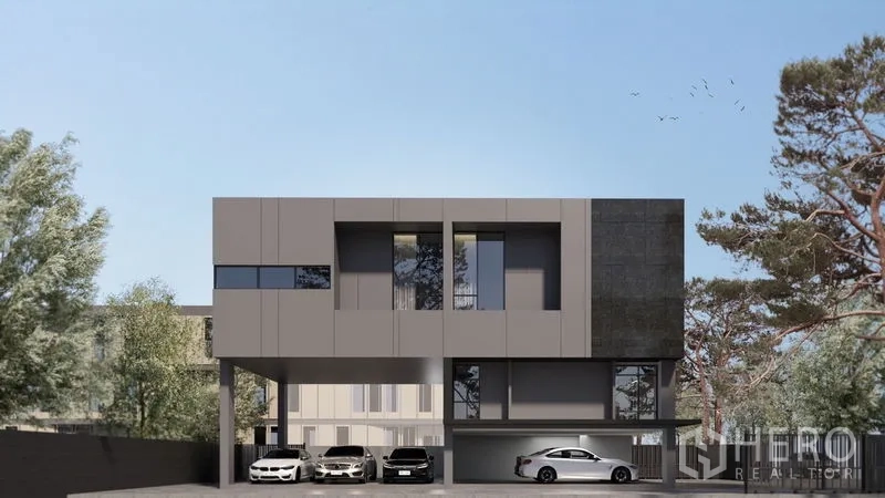 带办公室的家 出售在Prawet, Bangkok - 现代三层式家用办公楼立面，上层悬挑，底层设多车位覆盖停车区。