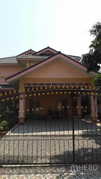独立式住宅 出售在Prawet, Bangkok - 房前铁艺大门与带顶车棚