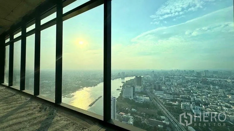 公寓 出售在Bangkok - 透过高窗欣赏湄南河的日落美景。