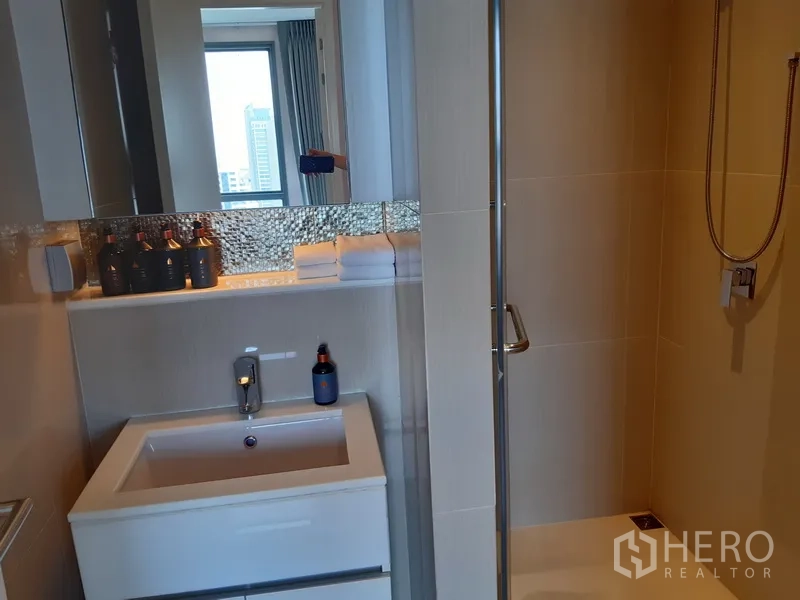 คอนโด ให้เช่าในWatthana, Bangkok - ห้องน้ำสมัยใหม่พร้อมตู้ชาวเวอร์กระจกและอ่างล้างหน้าทรงสี่เหลี่ยม.