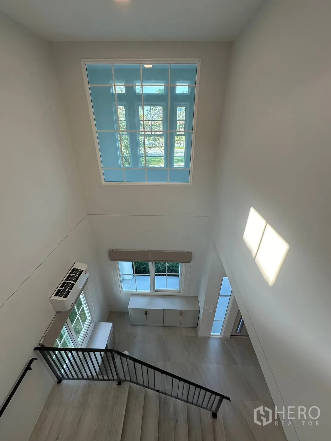 独栋房屋 for rent in Bang Phli, Samut Prakan - 楼梯中庭，挑高空间与大窗。