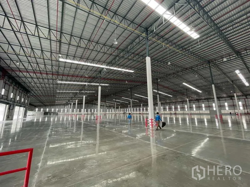 工厂 出租在Si Racha, Chon Buri - 宽阔室内空间，钢结构屋顶、镜面地坪与等距立柱。