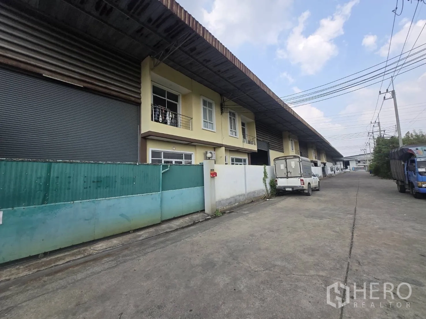 โรงงาน for rent or sale in Mueang Samut Sakhon, Samut Sakhon - อาคารโรงงานเรียงแถวริมถนนคอนกรีตกว้าง เหมาะสำหรับขนถ่ายและจอดรถ