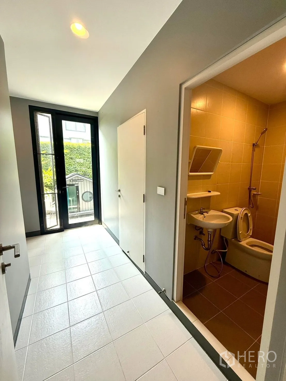 Detached House for rent in Bang Kapi, Bangkok - Service zone with side entrance and separate maid’s bathroom.