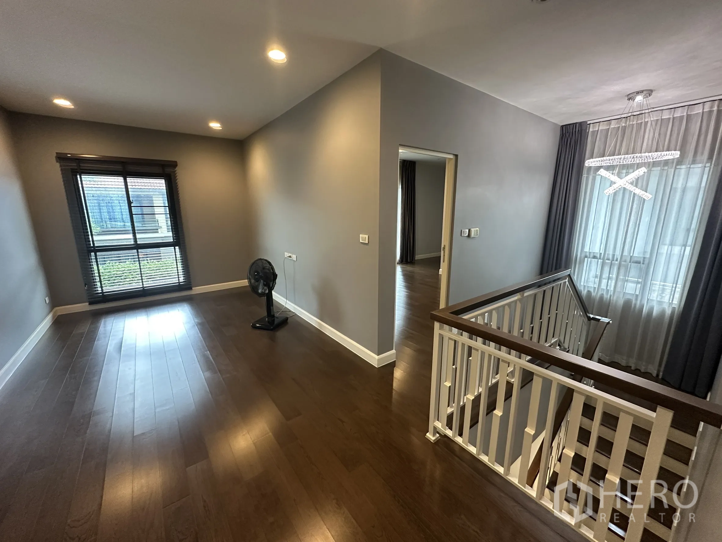Detached House for rent in Lam Luk Ka, Pathum Thani - Upstairs landing with window seat and staircase to ground floor.