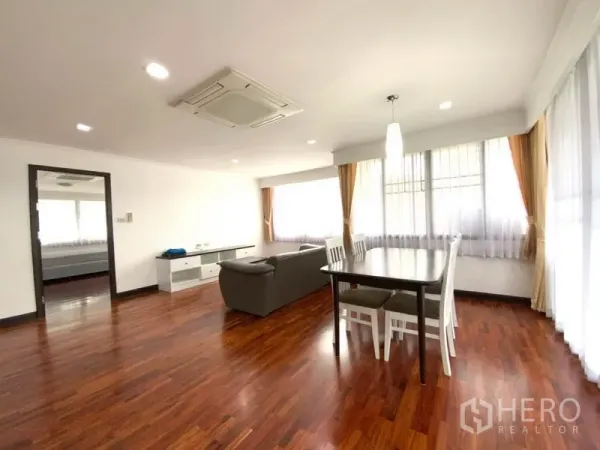คอนโด ให้เช่าในWatthana, Bangkok - ห้องนั่งเล่นและรับประทานอาหารแบบเปิดโล่ง พื้นไม้ โซฟาสีเทา ชุดโต๊ะอาหารสีขาว หน้าต่างมุมกว้าง และเครื่องปรับอากาศแบบฝังฝ้า