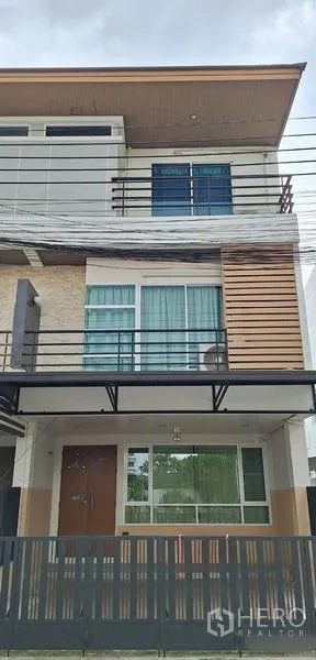Home Office for rent in Bueng Kum, Bangkok - Modern three-storey home office facade in Bueng Kum with balcony, large windows and front gate.