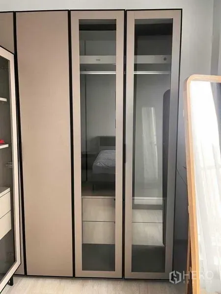 公寓 出租或出售在Pathum Wan, Bangkok - 卧室内带玻璃门与镜面板的嵌入式衣柜。