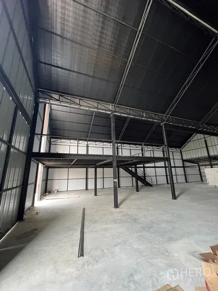 Warehouse for rent in Bueng Kum, Bangkok - Spacious warehouse interior with high ceiling, steel structure, mezzanine platform and concrete floor.
