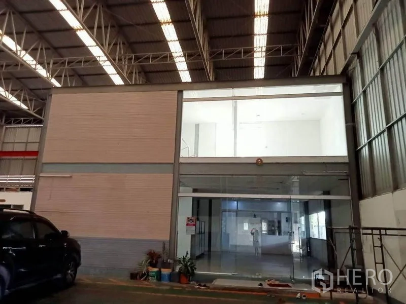 工厂 出租在Bang Phli, Samut Prakan - 厂内两层办公室立面，通高玻璃入口。