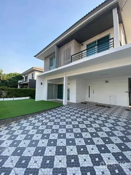 Detached House for rent or sale - Modern two-storey detached house with large tiled driveway and covered carport.