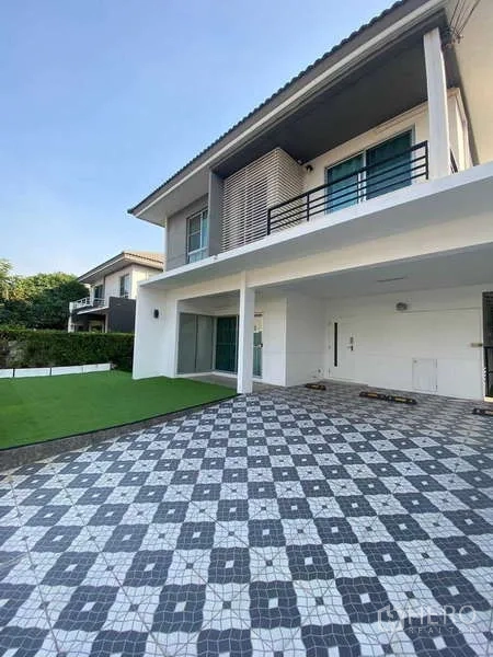 Detached House for rent or sale - Modern two-storey detached house with large tiled driveway and covered carport.
