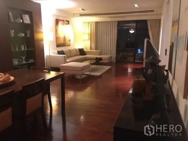 公寓 出租 - 开放式客餐厅，展示柜、L形沙发，夜景阳台相连。