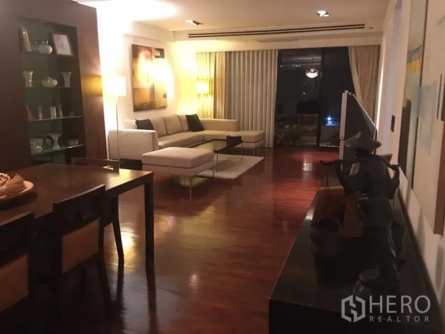 公寓 出租 - 开放式客餐厅，展示柜、L形沙发，夜景阳台相连。