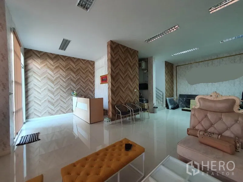 工厂 出售在Lam Luk Ka, Pathum Thani - 开放式办公大堂，多个座位区与充足采光。