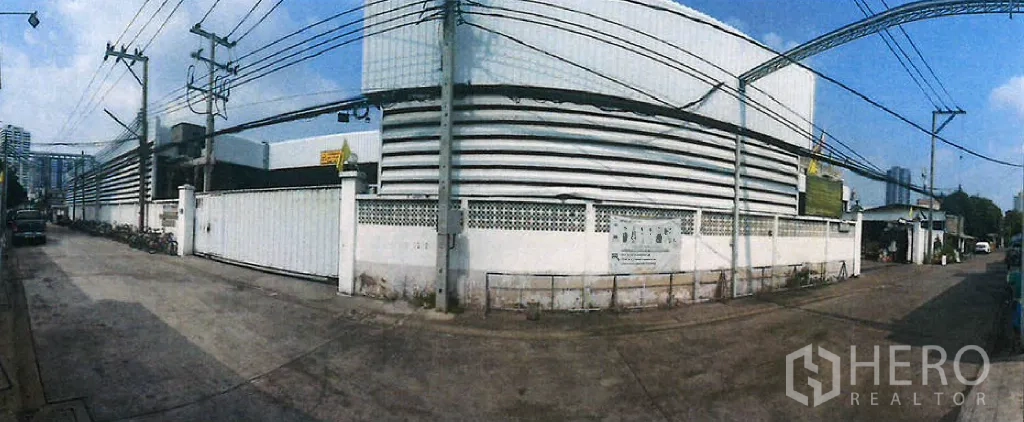 工厂 出租在Yan Nawa, Bangkok - 工业园外观全景，周边围墙与安全出入口