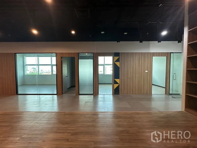สำนักงาน ให้เช่าในRatchathewi, Bangkok - แถวห้องทำงานกั้นกระจก กรุลามิเนตไม้ พร้อมหน้าต่างชมวิวเมือง