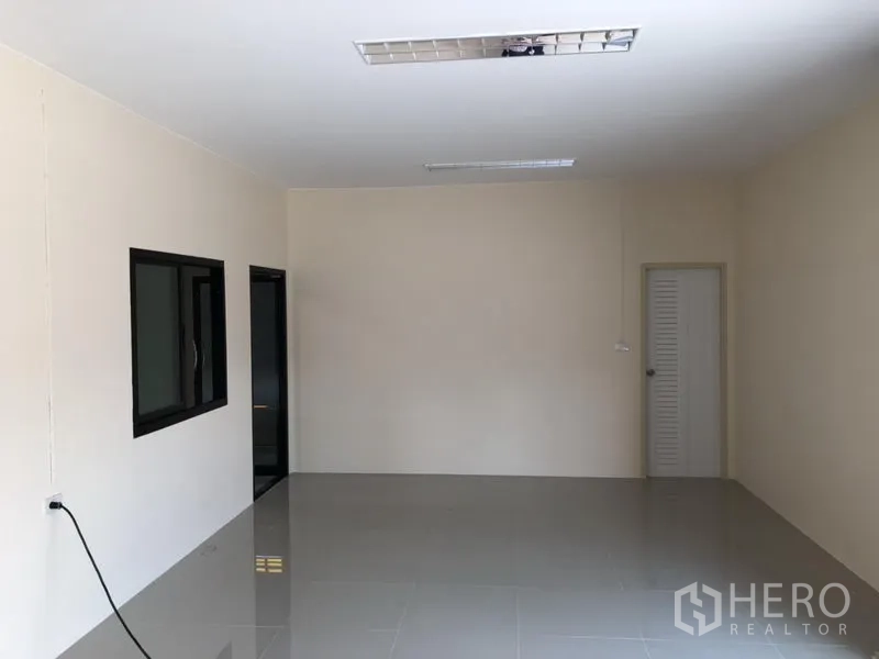 工厂 出租在Khlong Luang, Pathum Thani - 明亮的瓷砖办公室，带窗户与日光灯。