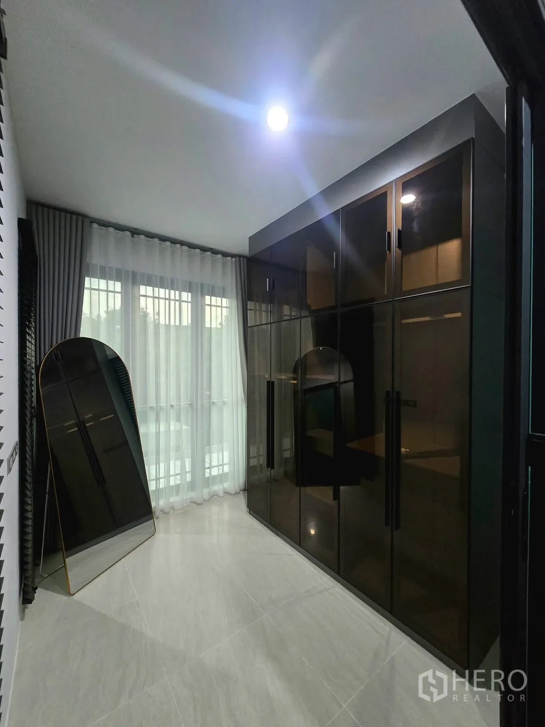 บ้านแฝด for rent in Suan Luang, Bangkok - ห้องแต่งตัวพร้อมตู้เสื้อผ้าบานสูงและกระจกเต็มตัว.
