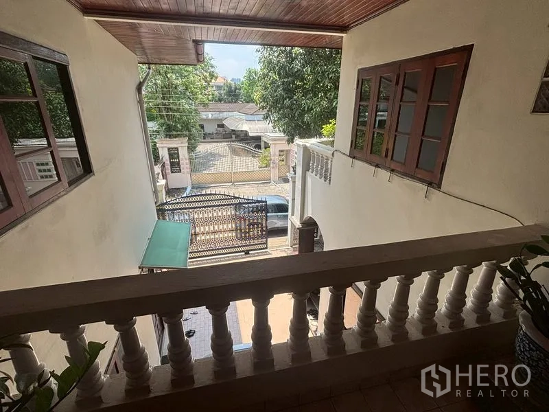 บ้านเดี่ยว for sale in Suan Luang, Bangkok - ระเบียงชั้นสองมองลงไปยังทางรถเข้าและประตูรั้วตกแต่ง