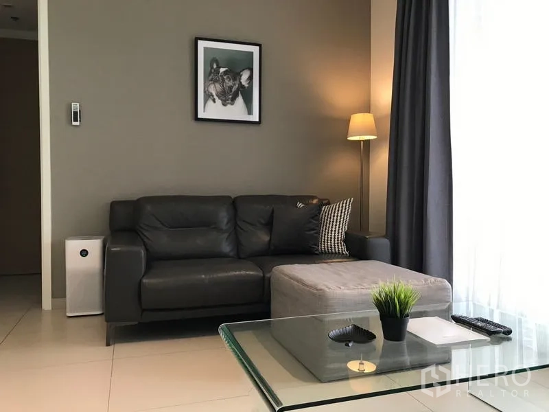 公寓 出租在Watthana, Bangkok - 艾卡迈公寓客厅，皮沙发、脚凳、落地灯与玻璃茶几