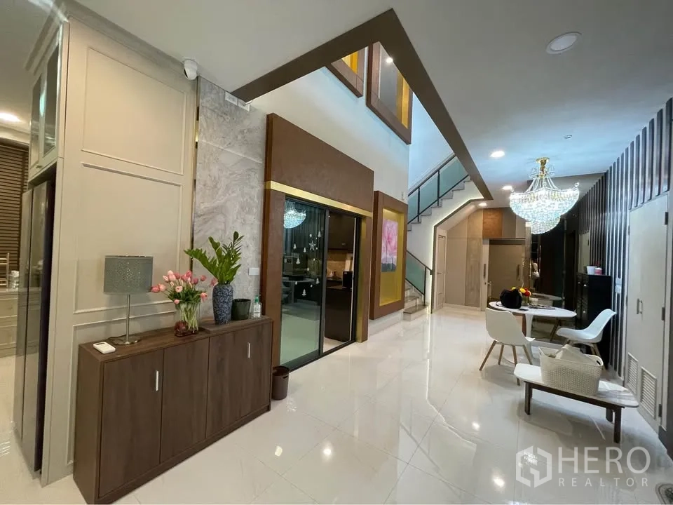 独栋房屋 for rent or sale in Bang Phli, Samut Prakan - 入口门厅铺亮面地砖，配水晶吊灯与楼梯。