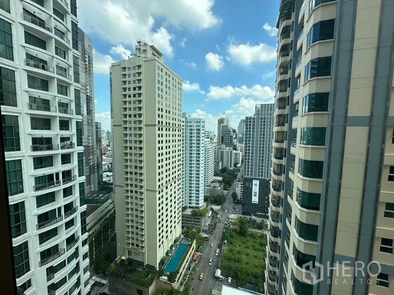 公寓 出售在Khlong Toei, Bangkok - 高层视野，素坤逸林立高楼与街景
