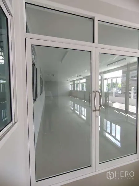 คลังสินค้า ให้เช่าในBang Pakong, Chachoengsao - ออฟฟิศภายในสว่างด้วยประตูกระจกคู่และพื้นกระเบื้อง มองเห็นโกดัง