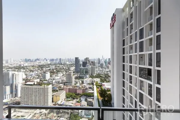 公寓 出租在Phaya Thai, Bangkok - 高楼层阳台俯瞰曼谷城市天际线及邻近高层外立面。