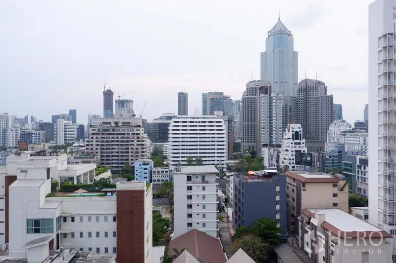 คอนโด ให้เช่าในKhlong Toei, Bangkok - วิวสกายไลน์กรุงเทพฯ จากระเบียงคอนโดย่านสุขุมวิท