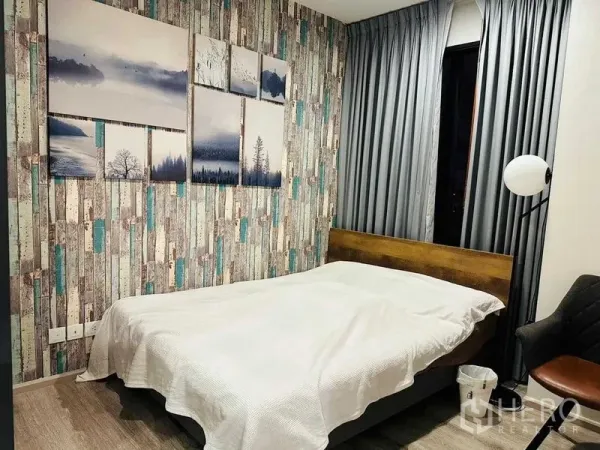 คอนโด ให้เช่าในHuai Khwang, Bangkok - ห้องนอนเตียงไม้ ผนังลายวินเทจ และผ้าม่านทึบแสง