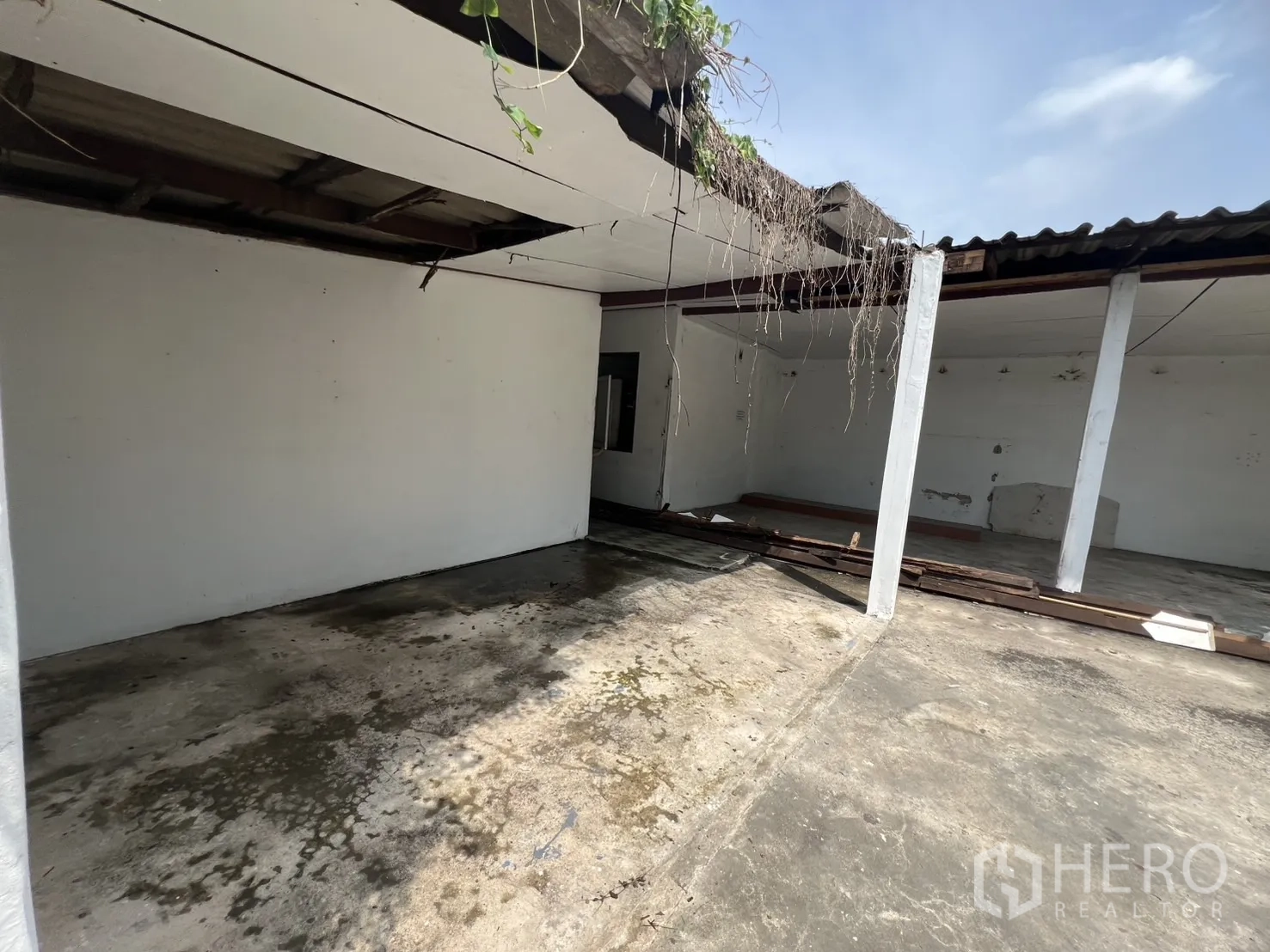 Detached House for rent in Phra Khanong, Bangkok - Partially covered outdoor area with columns, exposed roof beams and concrete surface.