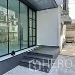 带办公室的家 出租在Wang Thonglang, Bangkok - 入口台阶通向落地玻璃墙的办公区。